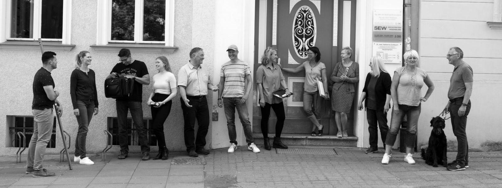 Unsere Mitarbeiter vor dem Bürogebäude